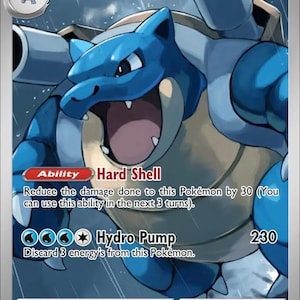 Può includere: Una carta collezionabile Blastoise raffigurante una creatura blu bipede con due grandi cannoni sul guscio. La carta mostra 150 HP, l'abilità Hard Shell e l'attacco Hydro Pump. Il testo include 'Blastoise', 'Stage 2' e 'Evolves from Wartole'.