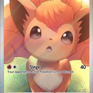 Peut inclure: Une carte à collectionner Vulpix représentant une créature ressemblant à un renard orange et beige avec plusieurs queues bouclées. La carte affiche le nom Vulpix, 50 PV, un symbole d'énergie feu, l'attaque Singe et du texte descriptif.