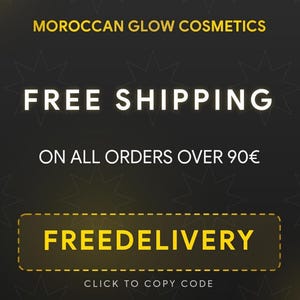 Puede incluir: Gr&aacute;fico promocional de Moroccan Glow Cosmetics sobre un fondo oscuro. El texto "FREE SHIPPING" se muestra de forma destacada en letras blancas grandes. El texto adicional incluye "ON ALL ORDERS OVER 90&euro;" y "FREEDELIVERY".