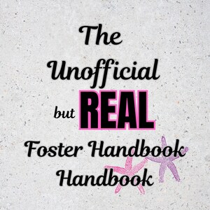 Può includere: Immagine con il testo "The Unofficial but REAL Foster Handbook Handbook" in nero e rosa. Due stelle marine rosa in basso. Lo sfondo è un grigio chiaro maculato.