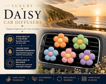Puede incluir: Cinco ambientadores de coche con forma de flor en naranja, verde claro, azul claro, rosa y morado, cada uno con un centro amarillo, sujetos a una rejilla de ventilación negra. El texto de la imagen dice LUXURY DAISY CAR DIFFUSERS y enumera características.