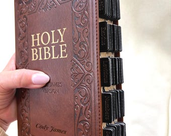 タブ付きパーソナライズKJV聖書、カスタム名刻印、大活字ブラウンキングジェームズ版聖書、女性と男性へのキリスト教ギフト。