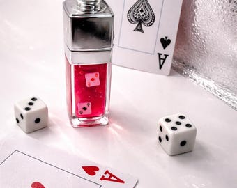 Brillo de labios Casino Glam: Hidratante, brillante y con destellos para un look de noche radiante.