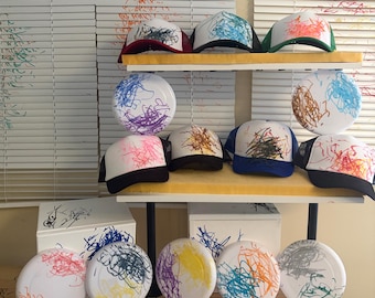 Único en su clase como tú – Arte hecho a mano por Bradley - Frisbees originales de PVC y gorras de camionero para usar como accesorio