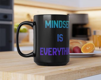 Tazza in ceramica nera da 440 ml con scritta "Growth Mindset" (Mentalità di crescita).