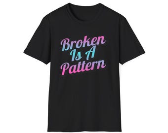 T-shirt "Broken Is A Pattern" / Tipografia retrò in stile pastello.
