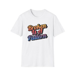 Gebrochen ist ein Muster-T-Shirt | Retro Script Typografie