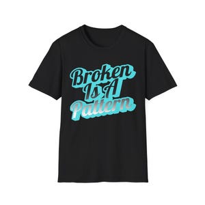 Gebroken is een patroon T-shirt | Retro schrifttypografie, turquoise schaduw