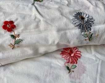 花の刺繍入りコットン ピンク、赤、グレーの花柄生地 1-000番 - 1