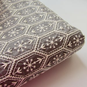 Padded white on gray embroidered tussar silk fabric nr 1-082