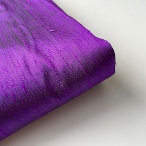 Tessuto di seta shantung da sposa in seta grezza viola scuro numero 997 - 1/4 yard / quarto di grasso