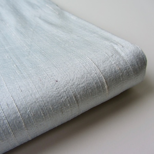 Tessuto da sposa in seta grezza shantung color polvere di ghiaccio chiaro, numero 950 - 1/4 di iarda