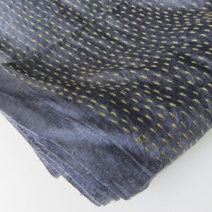 Peut inclure: Un tissu gris fonc&eacute; avec une texture subtile. Le tissu pr&eacute;sente un motif de petites coutures jaunes qui cr&eacute;ent un effet de points.