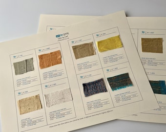 Könnte beinhalten: Mehrere Stoffmusterkarten mit verschiedenen Farben und Texturen werden gezeigt. Die Karten zeigen Rohseidenmuster in Gold-, Beige-, Kupfer- und Blautönen. Jedes Muster ist mit Details wie Stoffname und Gewicht versehen. Maße in cm und Gramm.