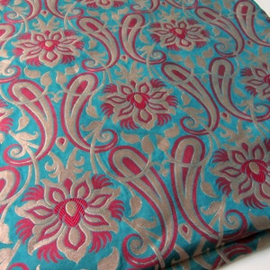 K&ouml;nnte beinhalten: T&uuml;rkisfarbener Stoff mit Paisley- und Blumenmuster in Gold und Rot.