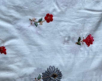 花の刺繍入りコットン ピンク、赤、グレーの花柄生地 1-000番 - 1