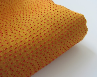Tissu de soie tussar rouge à points kantha - jaune ocre, broderie indienne (1/4 yard) nr. 1-156