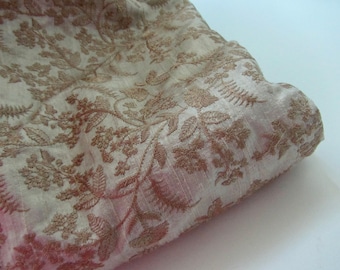 Tissu de soie shantung brodé marron sur gris n° 1-167