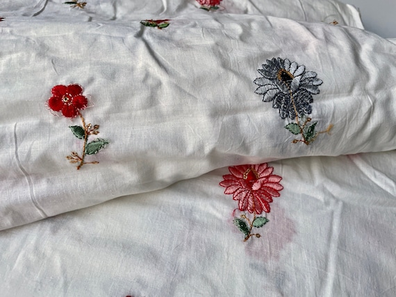 花の刺繍入りコットン ピンク、赤、グレーの花柄生地 1-000番 - 1