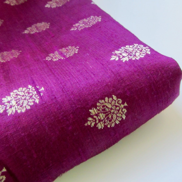Tissu indien brocart de soie grège avec fleurs violettes n° 1-115 - 1/4 yard