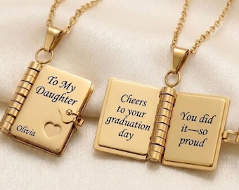 Collar con medallón en forma de mini libro grabado a medida para regalo de graduación, collar con letra personalizada, regalo para hija, regalo para hijo, regalos de graduación
