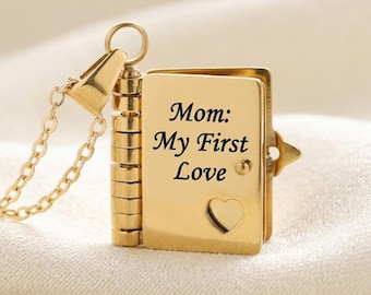 Collar con libro personalizado para mamá, collar con letra, mini libro con mensaje oculto, colgante grabado a medida, regalo del Día de la Madre de parte de su hija.