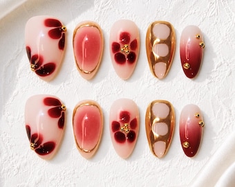 Elegante rode bloemen pers op de nagels, bordeauxrode kleurverloop amandelnagels, handgetekende gouden lijnen nagels, handgemaakte bruiloft bruidsnagels, feestnagels