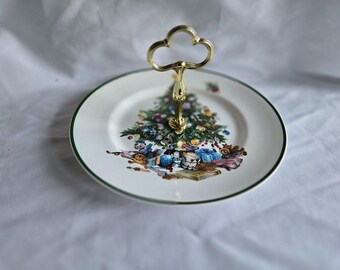 Seasons Greetings Elizabethan Seasons Greetings Round Serving Plate with Handle