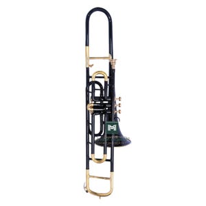 Könnte beinhalten: Eine schwarz-goldene Posaune mit gebogenem Zug und Schallbecher. Das Instrument hat goldfarbene Akzente an Zug, Schallbecher und anderen Teilen. Der Markenname "IMI INSTRUMENT" ist auf dem Schallbecher sichtbar.