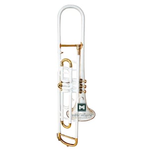 Könnte beinhalten: Eine weiße Posaune mit goldfarbenen Akzenten. Das Musikinstrument hat einen gebogenen Zug und Schallbecher, mit dem Aufdruck "Indian Musical Instrument" auf dem Schallbecher. Die Posaune steht vor einem weißen Hintergrund.