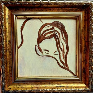 以下が含まれることがあります： 装飾的な金色のフレームに入った正方形の絵画。長い髪の人物が下を向いている様子を茶色の線画で描いています。作品は明るいオフホワイトの背景に配置されており、人物を描くシンプルで流れるような茶色のストロークが強調されています。