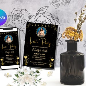 Pu&ograve; includere: Uno smartphone e un biglietto d'invito con sfondo nero e dettagli dorati, con la scritta "Let's Party" e i dettagli per il 40&deg; compleanno di Emily. Sono presenti anche un vaso nero con fiori secchi e un bouquet di fiori bianchi.