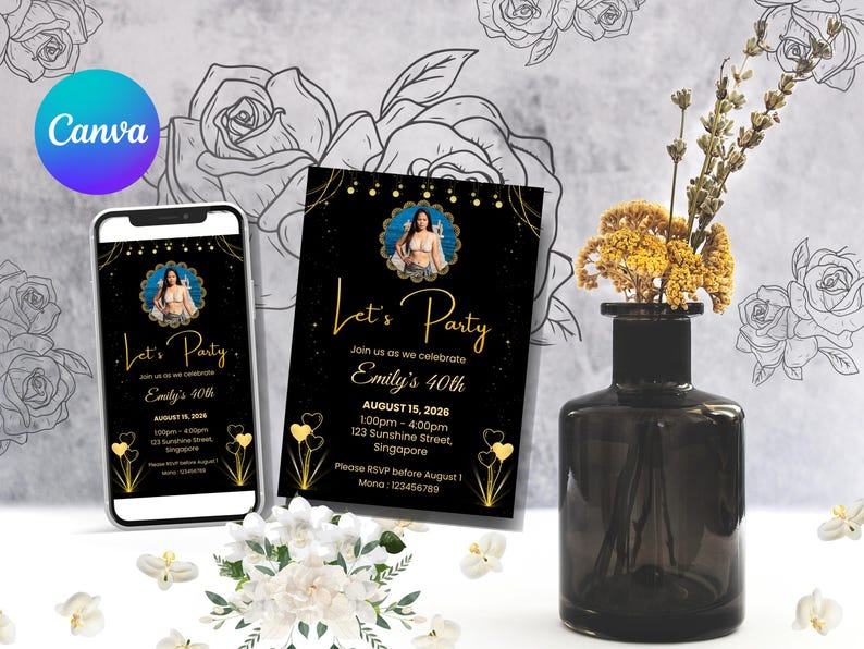 Pu&ograve; includere: Uno smartphone e un biglietto d'invito con sfondo nero e dettagli dorati, con la scritta "Let's Party" e i dettagli per il 40&deg; compleanno di Emily. Sono presenti anche un vaso nero con fiori secchi e un bouquet di fiori bianchi.