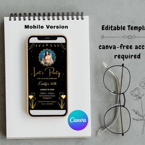Pu&ograve; includere: Uno smartphone mostra un invito a una festa con il testo "Let's Party" e "Emily's 40th". Il telefono &egrave; su un blocco note bianco, con occhiali e un disegno floreale. L'invito ha un design nero e oro.