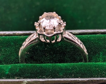 Anel solitário em prata de lei com quartzo cristal de rocha, cravação sofisticada, tamanho S (Reino Unido), equivalente a 9 (EUA).
