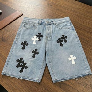 Pode incluir: Um conjunto de três canecas de cerâmica com acabamento fosco e salpicado. As canecas são em tons de creme, cinza e preto. Cada caneca tem um design simples e moderno, ideal para café ou chá. Provavelmente feitas à mão.