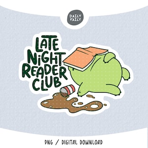 Puede incluir: Un diseño de pegatina con una rana verde claro tumbada boca arriba con un libro naranja cubriéndole la cara. Junto a la rana hay una bebida marrón derramada de una pequeña lata. El texto dice LATE NIGHT READER CLUB en color verde oscuro.