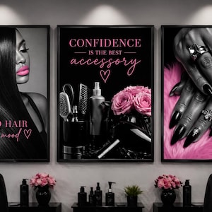 Op de afbeelding: Driedelige set ingelijste kunstafdrukken. De linkerprint toont een vrouw met lang zwart haar en roze lippenstift, met de tekst "GOOD HAIR good mood". De middelste print heeft de tekst "CONFIDENCE IS THE BEST accessory" met schoonheidsproducten. De rechterprint toont een hand met lange zwarte nagels.