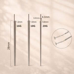 Puede incluir: Tres agujas de piercing plateadas de diferentes calibres: 16G, 18G y 20G. La aguja 16G mide 28 mm de largo y 1,2 mm de grosor. La aguja 18G tiene 1,0 mm de grosor. La aguja 20G mide 0,8 mm de grosor y 4,5 mm de largo. Se muestran dos agujas adicionales.