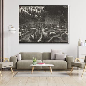 以下が含まれることがあります： 大波と暗い渦巻く雲のある嵐の海を描いた白黒のアートワーク。プリントは詳細で質感のある外観で、遠くには雨が降っています。アートワークは額装され、壁に取り付けられています。