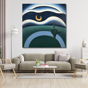Könnte beinhalten: Ein quadratischer Wandkunstdruck mit einer stilisierten Landschaft, bestehend aus einem dunkelgrünen Vordergrund, einem hellblauen geschwungenen Bogen und einem dunkelblauen Nachthimmel mit weißen Wolkenbändern und einem gelben Halbmond.
