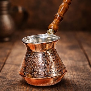 Handgemaakte gegraveerde koperen Turkse koffiepot, Cezve, Briki-kookplaatmaker