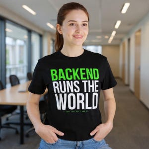 Könnte beinhalten: Schwarzes T-Shirt mit dem Text "BACKEND RUNS THE WORLD" in Grün und Weiß. Das Shirt enthält auch den Text "// you just don't see it." Die Person trägt eine blaue Jeans.