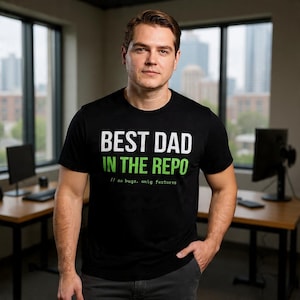 Puede incluir: Camiseta negra con el texto "BEST DAD IN THE REPO" en blanco y verde. Debajo del texto está "// no bugs. only features" en verde. La camiseta la lleva una persona.