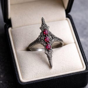 Gothic Rubin Schwert Ring für Frauen, Vintage viktorianischen Stil Silber Dolch Ring, Drei Stein Rot Granat Ring, Witchy Schmuck, Statement Ring