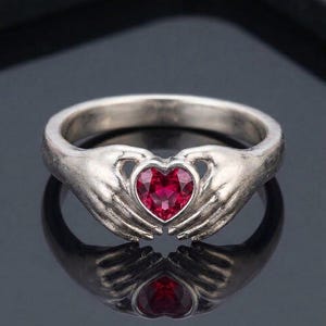 Peut inclure: Panneau en bois rustique avec l'inscription "Welcome to our home" en lettres blanches. Le panneau présente une finition vieillie et un design simple et accueillant, idéal pour la décoration d'entrée.