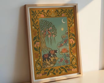 Puede incluir: Lámina artística enmarcada con una ilustración de dos osos, pájaros y un árbol. La obra de arte tiene un borde amarillo con diseños florales y de hojas. El fondo es una mezcla de verde azulado y amarillo con una luna y un sol.