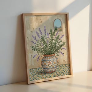 Puede incluir: Impresión artística enmarcada que presenta un jarrón de lavanda. El jarrón está decorado con un patrón floral azul, naranja y amarillo. El fondo muestra una ventana con vista al paisaje y un suelo de baldosas de mosaico.