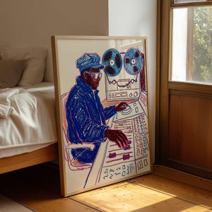 Könnte beinhalten: Gerahmter Kunstdruck mit einer farbenfrohen Illustration einer Person in blauer Jacke und Hut, die ein Tonmischpult bedient. Das Kunstwerk hat eine Vintage-Ästhetik, mit einem Aufnahmegerät und Tonbandspulen.