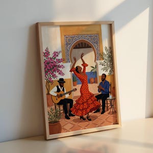 Könnte beinhalten: Gerahmter Kunstdruck, der eine Flamenco-Tänzerin in einem roten Polka-Dot-Kleid zeigt, begleitet von einem Gitarristen und einer klatschenden Person. Die Szene spielt in einem Innenhof mit einem Torbogen und Topfpflanzen. Das Kunstwerk ist in einem Holzrahmen.